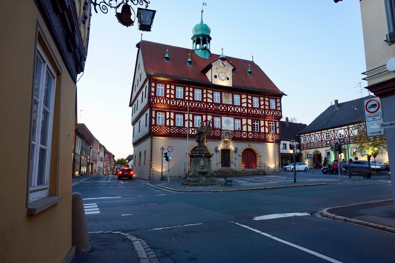 Gebäudefotografie Rathaus in der Dämmerung